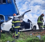 Autoturism lovit în plin de un tren de călători, la o trecere la nivel cu calea ferată
