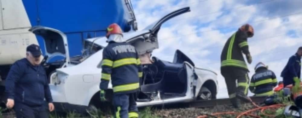 Autoturism lovit în plin de un tren de călători, la o trecere la nivel cu calea ferată