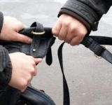 Doi ploieșteni care tâlhăreau bătrâne în plină stradă sau în scara blocului, cercetați de polițiști