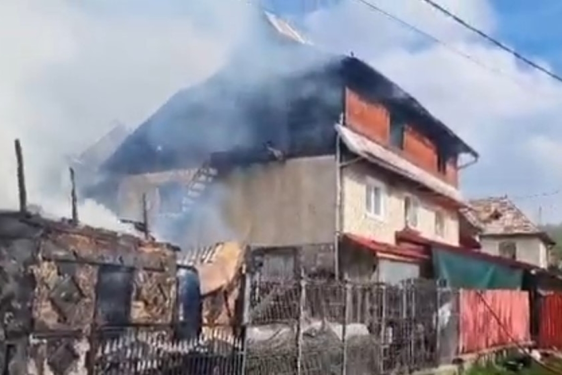 Incendiu la Comarnic. Ard o casă și anexe gospodărești