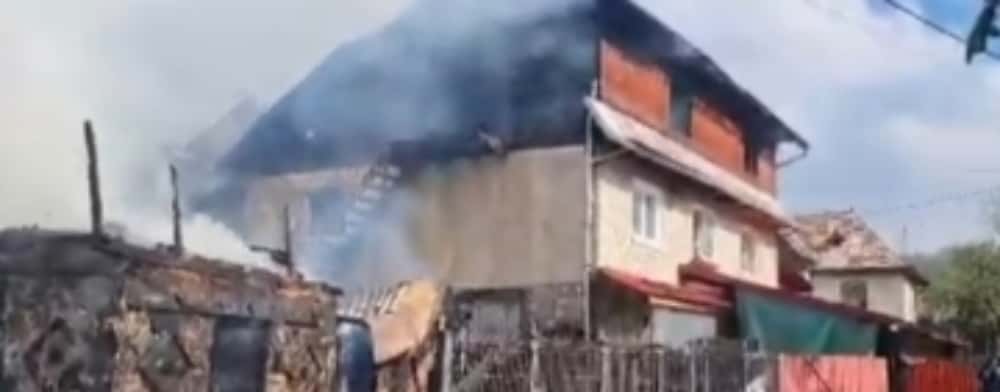 Incendiu la Comarnic. Ard o casă și anexe gospodărești