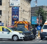 Un autoturism și un taxi, implicate într-un accident, în centrul Ploieștiului