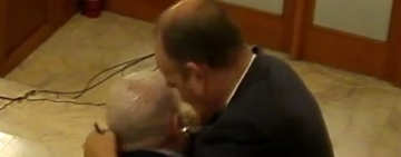 Bătaie între doi deputați, pe holurile Parlamentului (video)