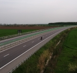 Distracție extrem de periculoasă/ Trei adolescenți care aruncau cu pietre în mașinile aflate în trafic, pe autostrada A3, cercetați pentru distrugere