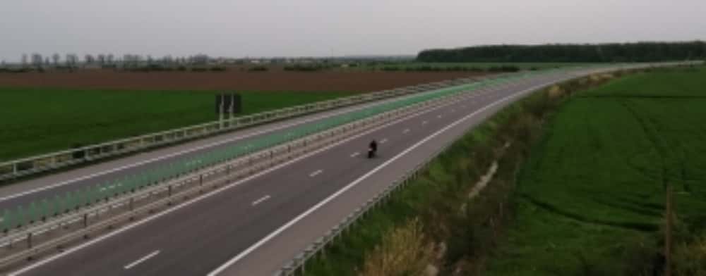Distracție extrem de periculoasă/ Trei adolescenți care aruncau cu pietre în mașinile aflate în trafic, pe autostrada A3, cercetați pentru distrugere