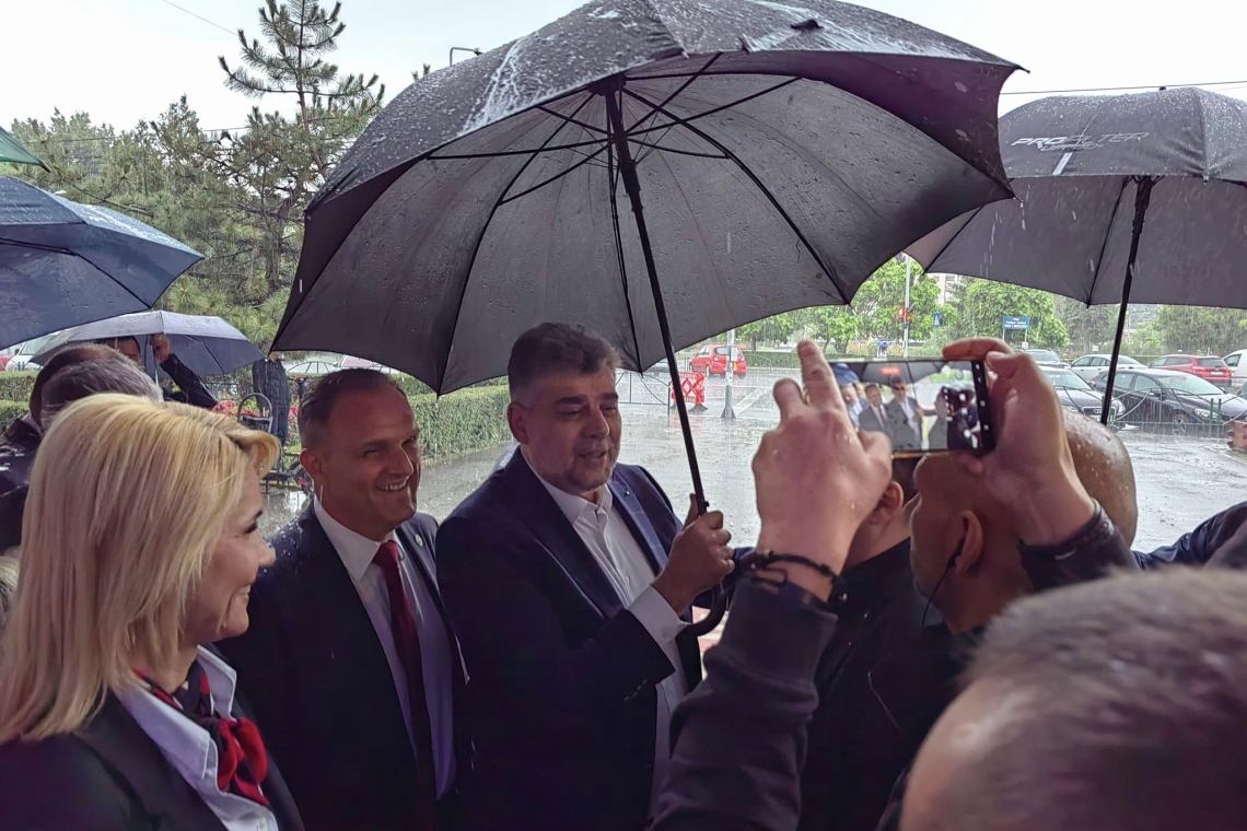 Premierul Marcel Ciolacu, vizită ”fulger” la Ploiești, pe o ploaie torențială!