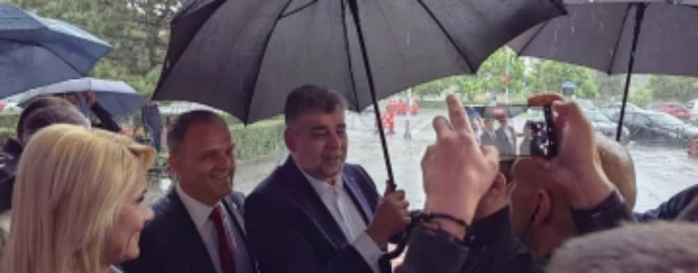 Premierul Marcel Ciolacu, vizită ”fulger” la Ploiești, pe o ploaie torențială!