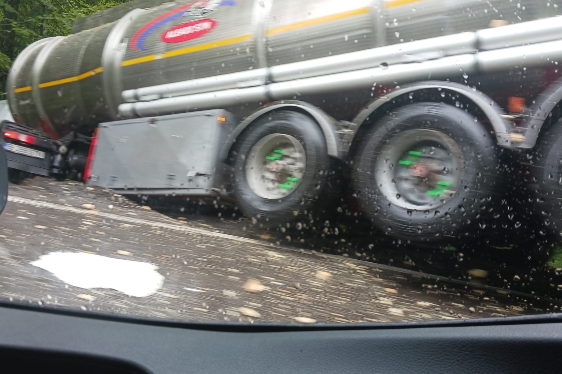 Două cisterne s-au ciocnit, pe DN1A, în zona Cheia. Traficul este îngreunat
