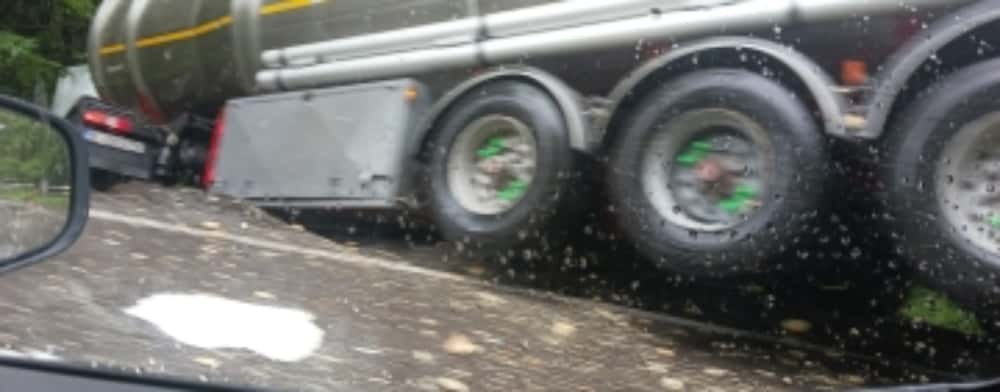 Două cisterne s-au ciocnit, pe DN1A, în zona Cheia. Traficul este îngreunat