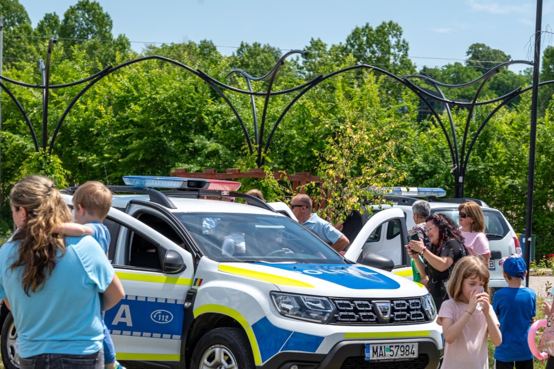 Copiii din orașul Băicoi au petrecut de ziua lor alături de polițiști și pompieri