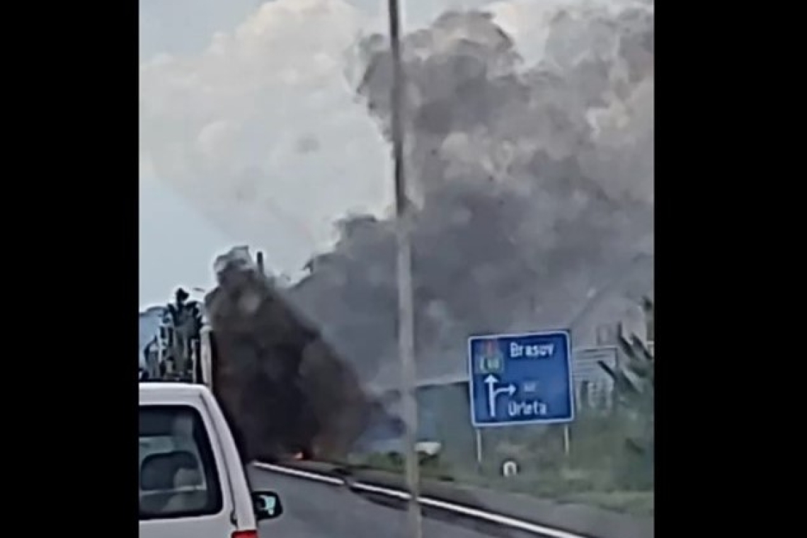 Autocamion în flăcări, pe DN1, la Bănești. Pompierii au reușit să stingă incendiul