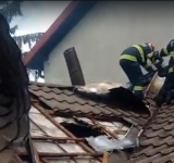 Incendiu într-o casă din Ploiești, cel mai probabil din cauza unui muc de țigară aruncat la coș