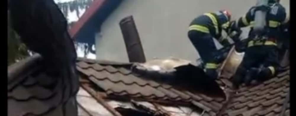 Incendiu într-o casă din Ploiești, cel mai probabil din cauza unui muc de țigară aruncat la coș