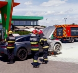 Un autoturism a luat foc într-o benzinărie din Păulești. Pompierii au stins incendiul