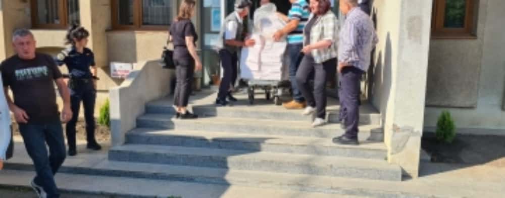 633.431 de prahoveni sunt așteptați duminică la urne. A început distribuirea buletinelor de vot în circumscripțiile electorale