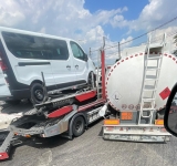 Coliziune între o autocisternă plină cu benzină și un trailer cu autoturisme, pe strada Ștrandului, lângă Ploiești