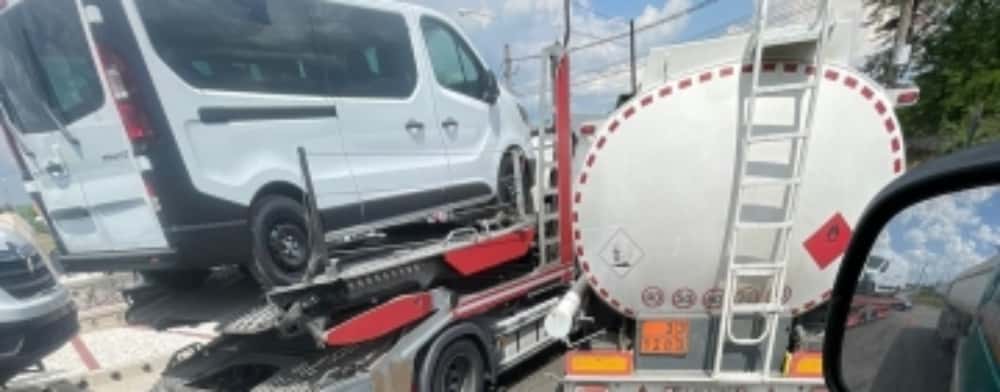 Coliziune între o autocisternă plină cu benzină și un trailer cu autoturisme, pe strada Ștrandului, lângă Ploiești