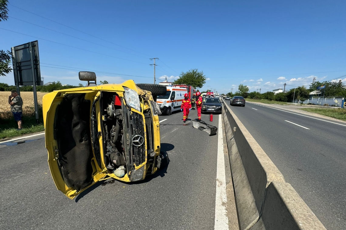 Trei autovehicule, implicate într-un accident pe DN1, în zona Lido Gârbea. Una dintre mașini s-a răsturnat