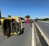 Trei autovehicule, implicate într-un accident pe DN1, în zona Lido Gârbea. Una dintre mașini s-a răsturnat