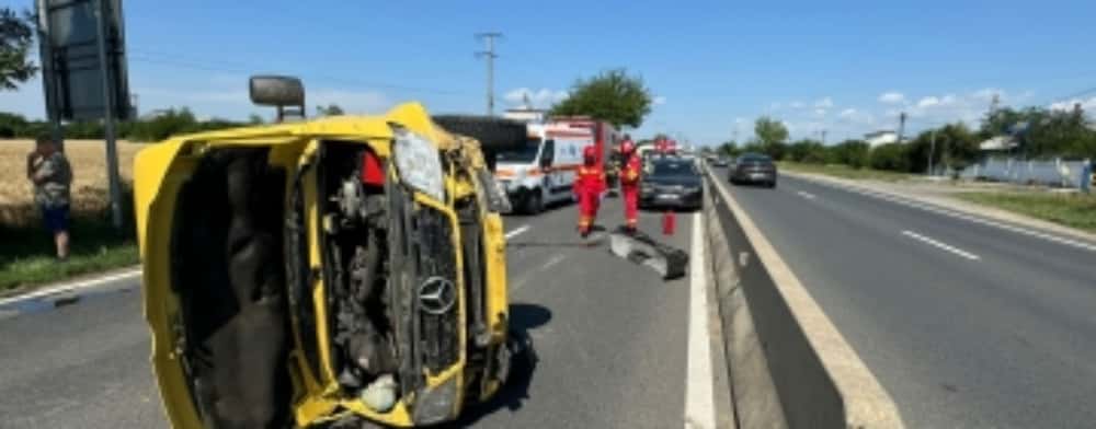 Trei autovehicule, implicate într-un accident pe DN1, în zona Lido Gârbea. Una dintre mașini s-a răsturnat