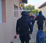 Hoți din autoturisme, care foloseau dispozitive de localizare în trafic a mașinilor vizate, ”călcați” de polițiștii prahoveni