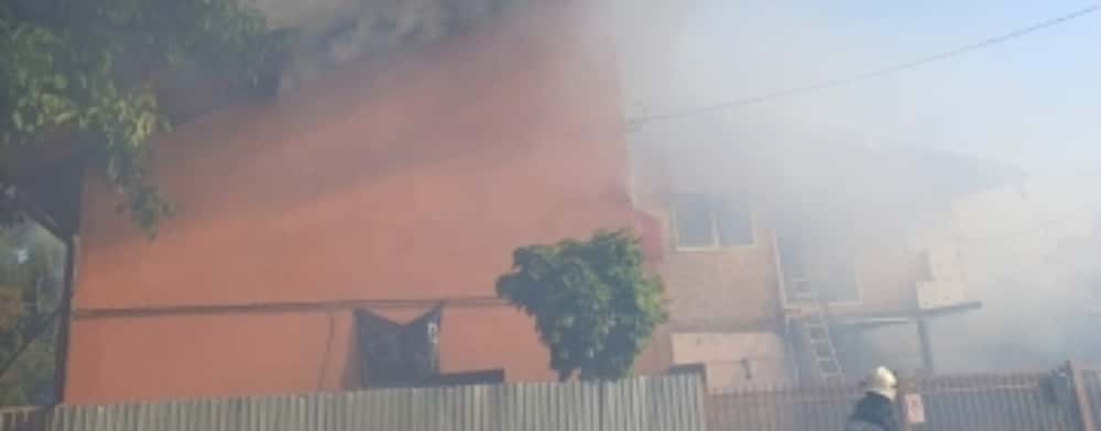 Incendiu de proporții în orașul Băicoi. Două case au fost cuprinse de flăcări