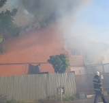 O butelie care alimenta un cazan de țuică a fost cauza incendiului care a cuprins două case din Băicoi
