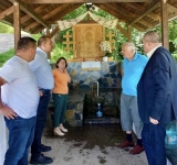 Secetă acută în două localități prahovene! Câteva mii de locuitori se aprovizionează cu apă de la un izvor natural