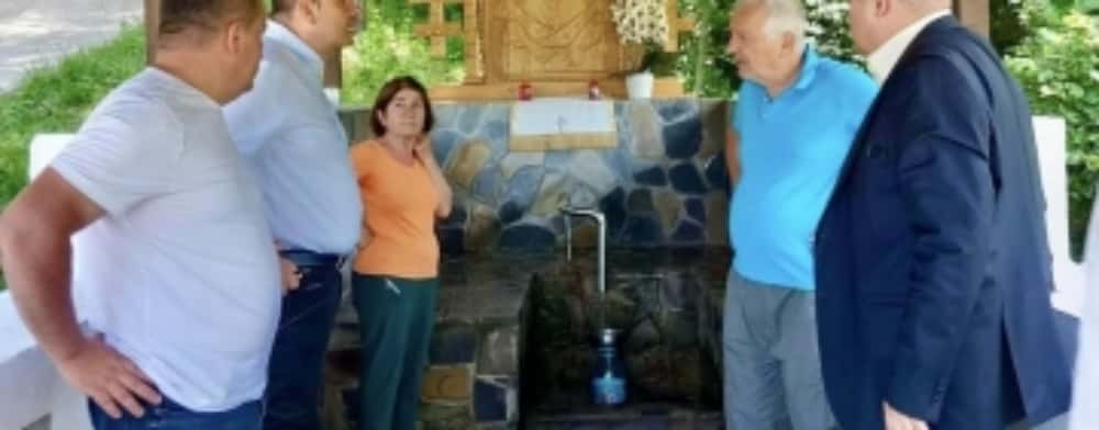 Secetă acută în două localități prahovene! Câteva mii de locuitori se aprovizionează cu apă de la un izvor natural