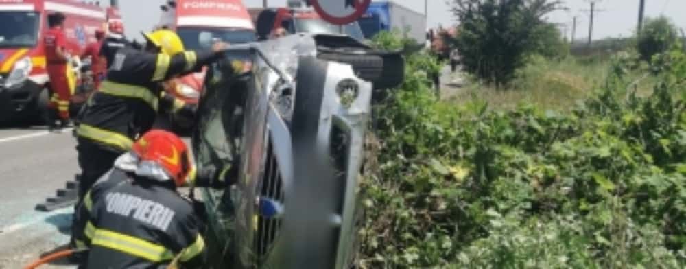 Accident pe DN 72, la ieșirea din Ploiești. Ambii șoferi au fost răniți, unul dintre ei a rămas încarcerat