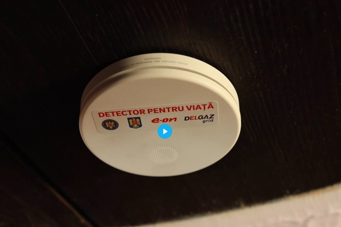 10.000 de detectoare de fum și monoxid de carbon au ajuns în locuințele românilor din 20 de județe, pentru a le proteja viața și bunurile