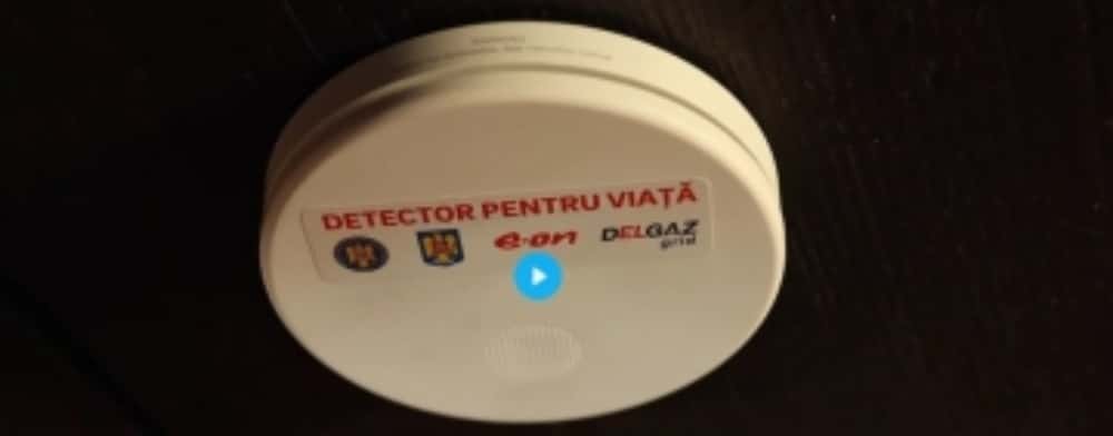 10.000 de detectoare de fum și monoxid de carbon au ajuns în locuințele românilor din 20 de județe, pentru a le proteja viața și bunurile