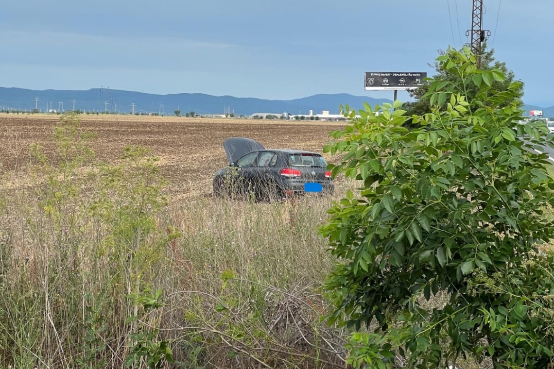 Accident pe DN1, zona Băicoi. Unul dintre autoturismele implicate a ajuns pe câmp