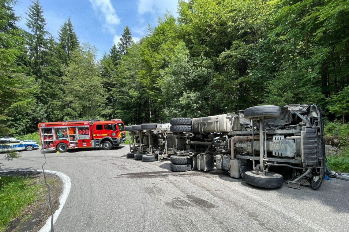 O autobasculantă plină cu pietre de mari dimensiuni s-a răsturnat pe Calea Moroieni, din Sinaia. Șoferul a suferit multiple traumatisme