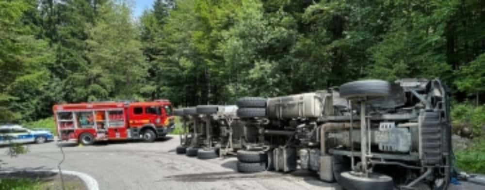 O autobasculantă plină cu pietre de mari dimensiuni s-a răsturnat pe Calea Moroieni, din Sinaia. Șoferul a suferit multiple traumatisme