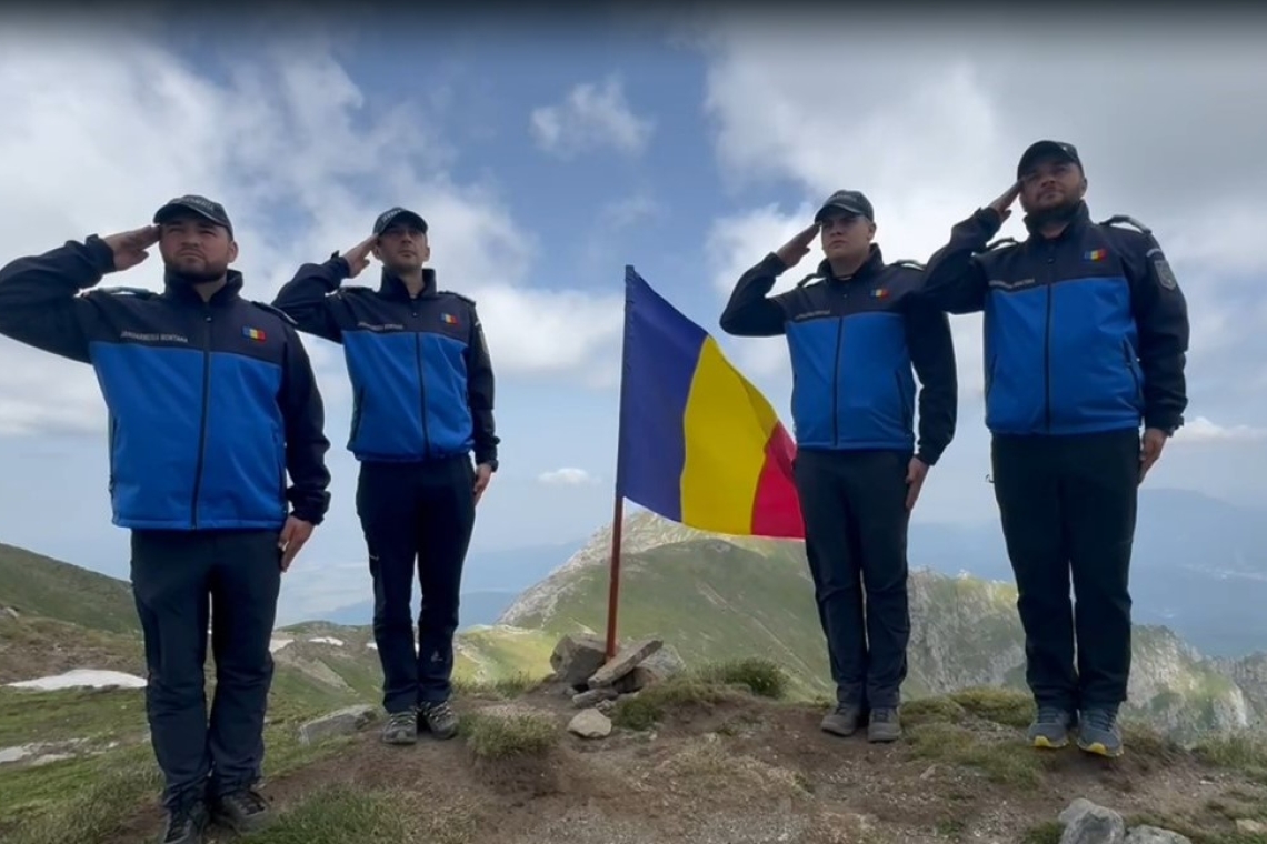 Tricolorul, arborat de jandarmii sinăieni pe Vârful Omu, de Ziua Drapelului Național