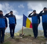Tricolorul, arborat de jandarmii sinăieni pe Vârful Omu, de Ziua Drapelului Național