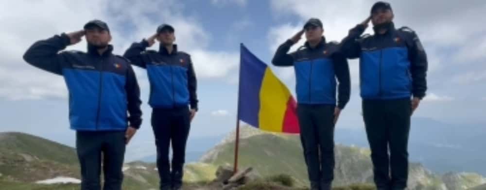 Tricolorul, arborat de jandarmii sinăieni pe Vârful Omu, de Ziua Drapelului Național