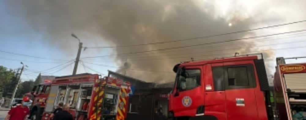 Dimineață de foc pentru pompierii prahoveni! Au intervenit pentru stingerea a două incendii izbucnite unul după altul, în Ploiești