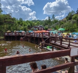Peste 600 de turiști au fugit, sâmbătă, de caniculă în lacurile sărate de la Baia Verde din Slănic 