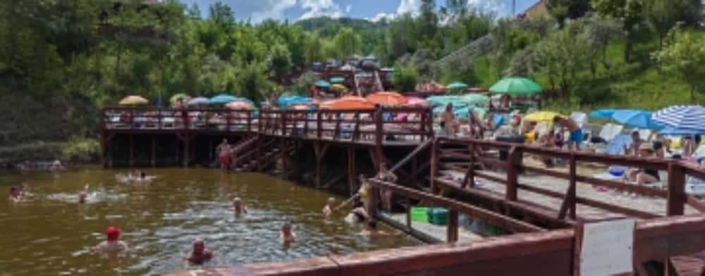 Peste 600 de turiști au fugit, sâmbătă, de caniculă în lacurile sărate de la Baia Verde din Slănic 