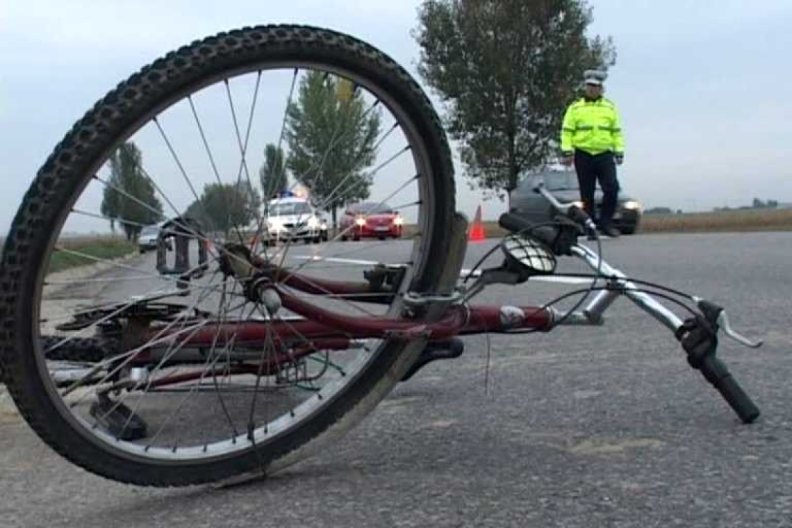 Biciclist în vârstă de 70 de ani, lovit de un autoturism, în zona giratoriului de la Bucov, pe DN1B