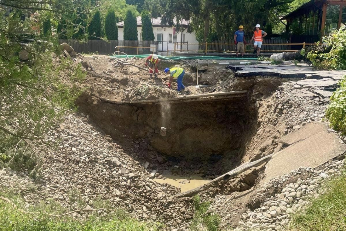 La Slănic, au început lucrările de reabilitare permanentă a surpării de pe strada 23 August