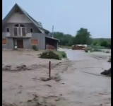 Jale în nordul țării din cauza viiturilor provocate de precipitații! Prahova, sub cod portocaliu până miercuri dimineață