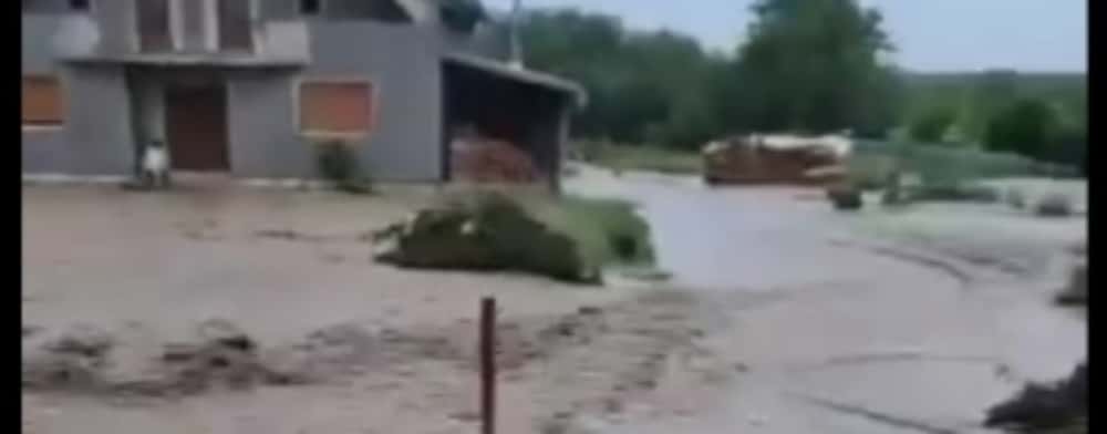 Jale în nordul țării din cauza viiturilor provocate de precipitații! Prahova, sub cod portocaliu până miercuri dimineață