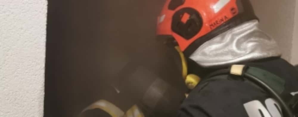 Incendiu într-un apartament de pe strada Romană din Ploiești. Opt persoane au ieșit la timp din bloc
