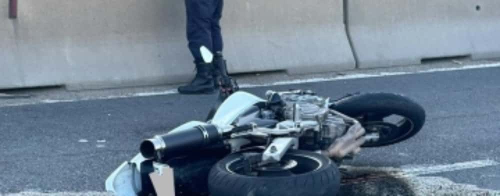 Motociclist în vârstă de 18 ani, rănit într-un accident produs pe DN1 B, la ieșire din Ploiești spre Bucov