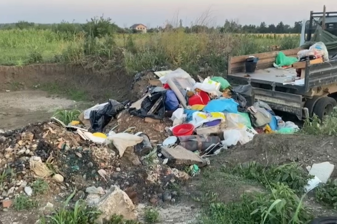 30.000 de lei amendă pentru un prahovean care a aruncat deșeuri din construcții pe un teren viran, lângă Ploiești