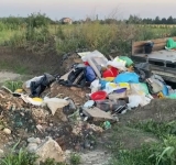30.000 de lei amendă pentru un prahovean care a aruncat deșeuri din construcții pe un teren viran, lângă Ploiești