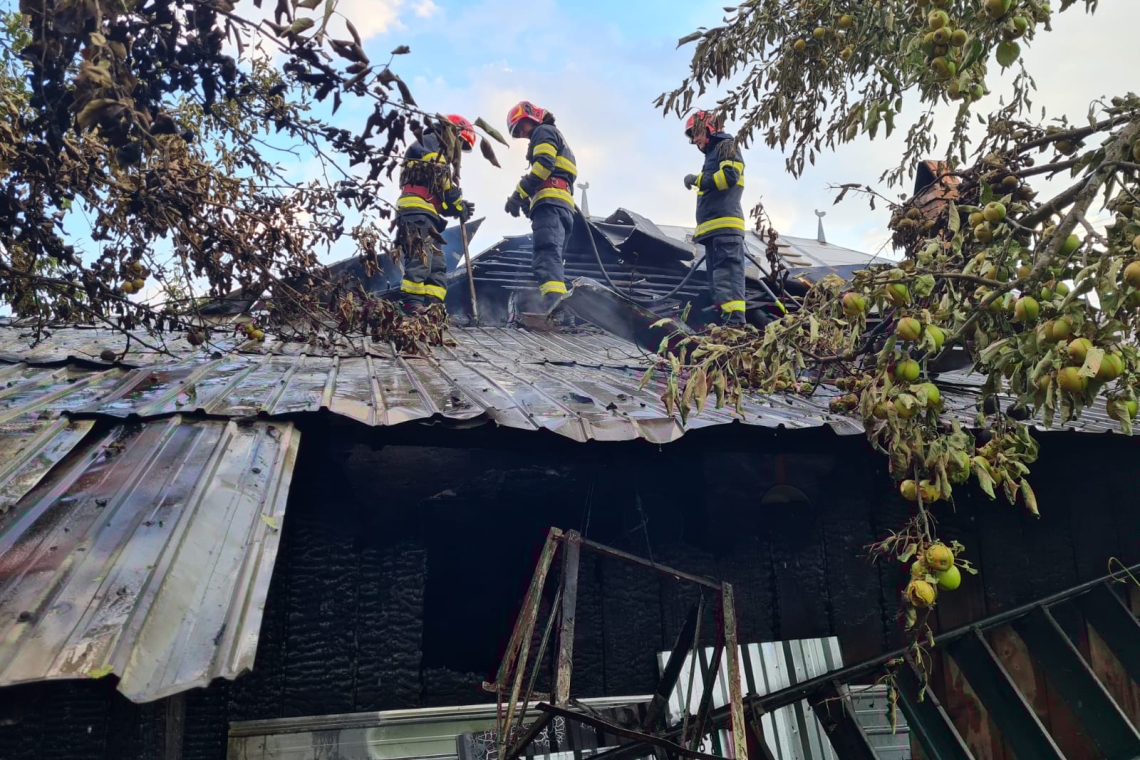 O femeie din Jugureni a suferit arsuri într-un incendiu care i-a cuprins casa